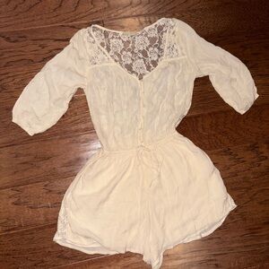 New Holister Cream Lace Shorts Romper Size Medium